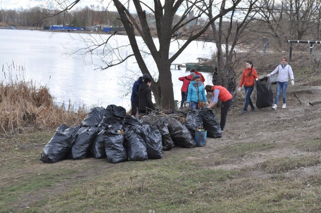 В Грязях проводятся традиционные субботники по очистке берегов реки от бытового мусора